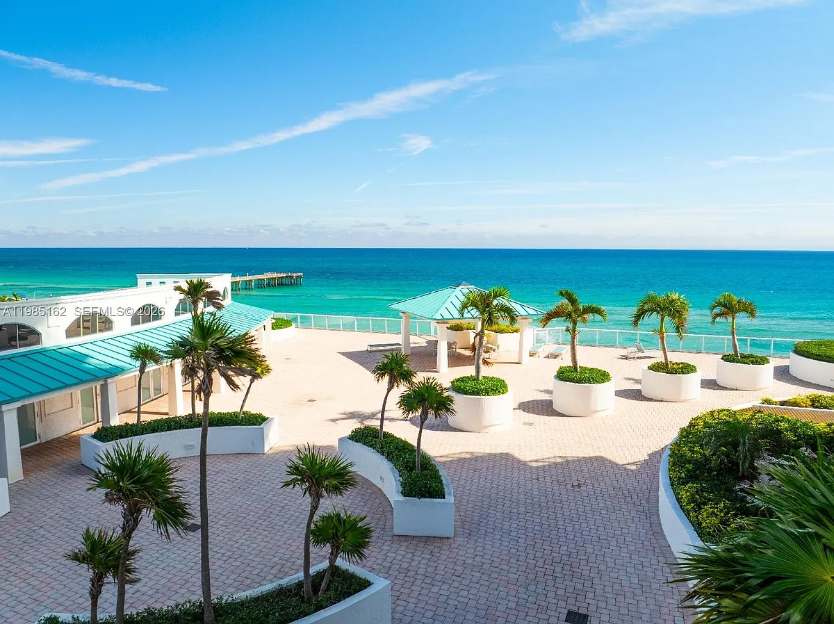 Building Photo - 16445 Collins Ave #425