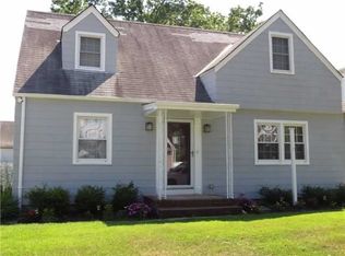 20 Thelma St, Roslyn Heights, NY 11577