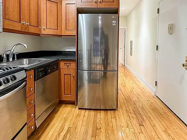 437 W 54th St #1A — Photo 4