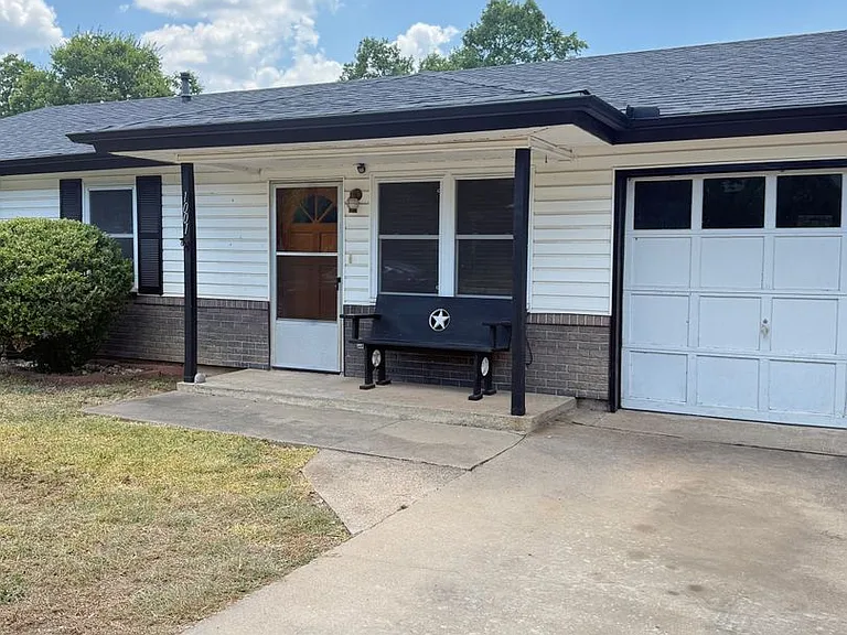 1001 Traci Dr — Photo 2