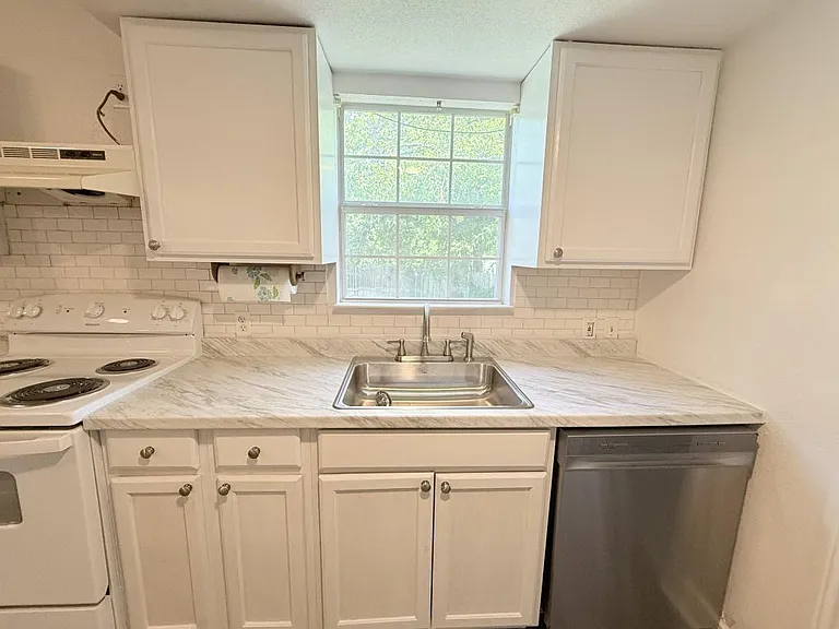 610 W Avenue B — Photo 13