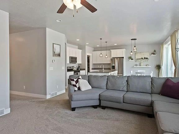 3rd image of 4924 W Eiffel Way