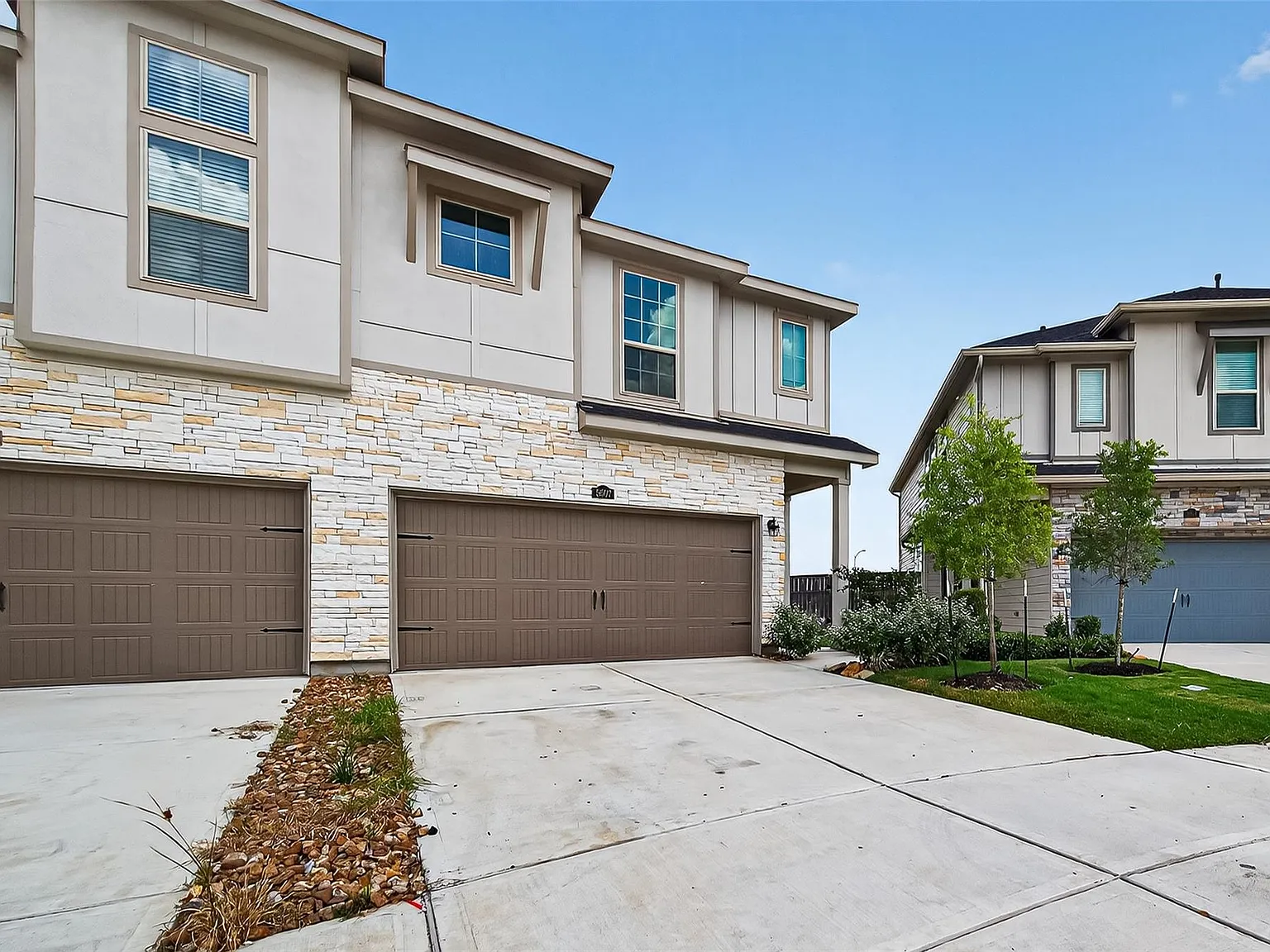3 bed, 2.5 bath, 1877 sqft, $2,300 — Photo 2