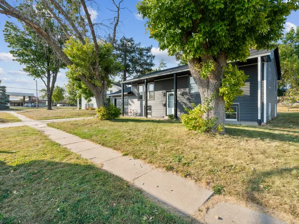 1638 47th St NE, Cedar Rapids, IA 52402