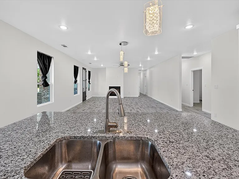 2902 Walnut St — Photo 9
