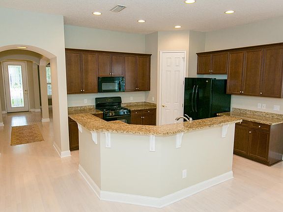 4th image of 161 W Village Dr