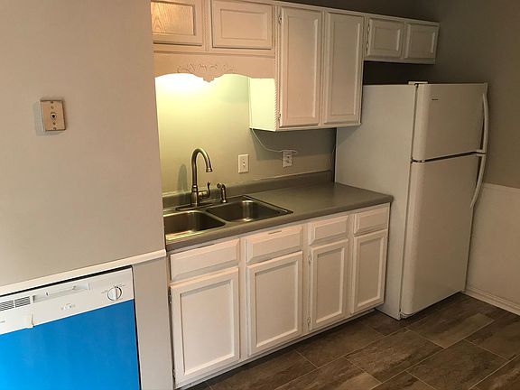 3rd image of 121 Five Oaks Dr #121