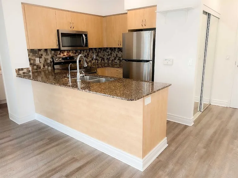 2240 Lake Shore Blvd W #309 — Photo 3