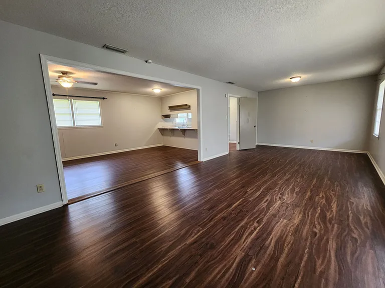 1218 Thomwal St — Photo 2