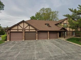1602 Thames Ct APT C, Wheaton, IL 60189