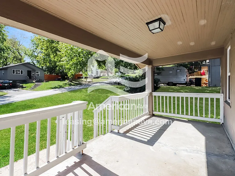 256624_014_wm_-_porch_13207812.jpg