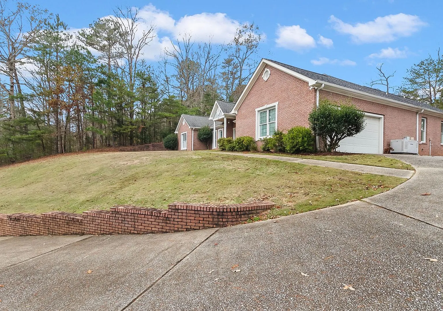 Spacious 3 Bed 2.5 Bath! Available for Fall 2026! Call to Schedule a Tour Today! — Photo 3