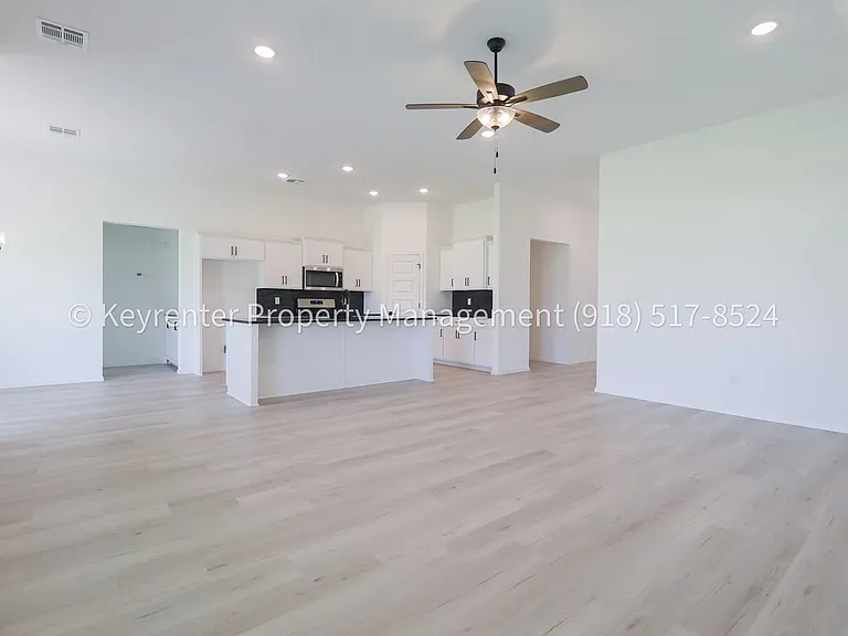 2908 S Redwood Ave — Photo 6
