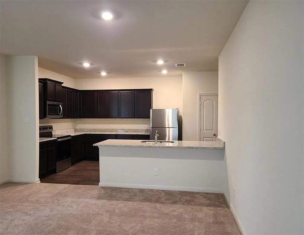 5 bed, 2.5 bath, 2470 sqft, $2,050 — Photo 4