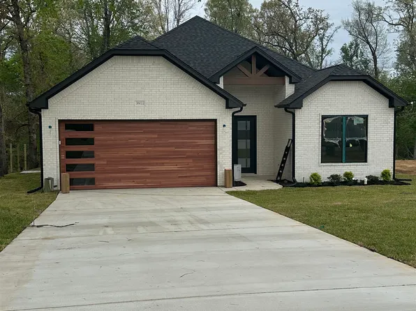 3911 French Dr, Longview, TX 75604