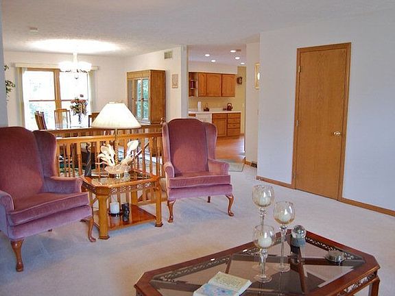 3rd image of 901 Linden Cir E