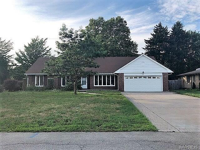 1st image of 16 Lake Ledge Dr