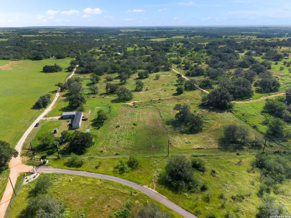 1029 POSTERT LN, Floresville, TX 78114