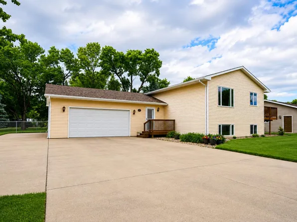 705 13th Ave SW, Aberdeen, SD 57401