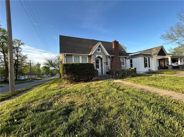 223 W South St, Warrensburg, MO 64093