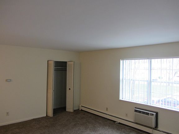 5th image of 461 S Summit St #8