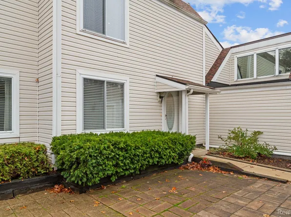 614 Oxford Oaks Ct, Oxford, MI 48371