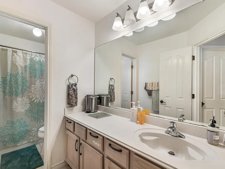 1107 Hollybrook Cv — Photo 31