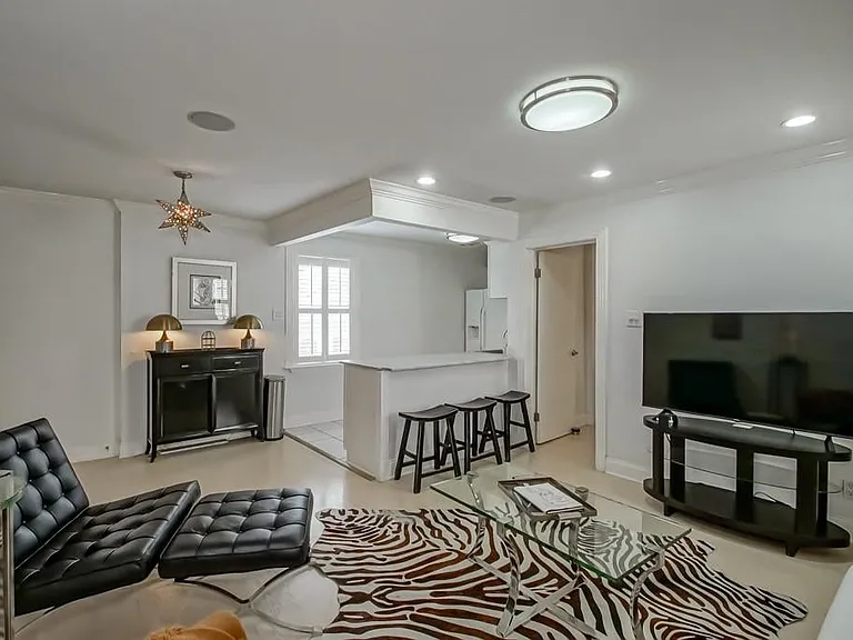 1323 Dauphine St #3 — Photo 3