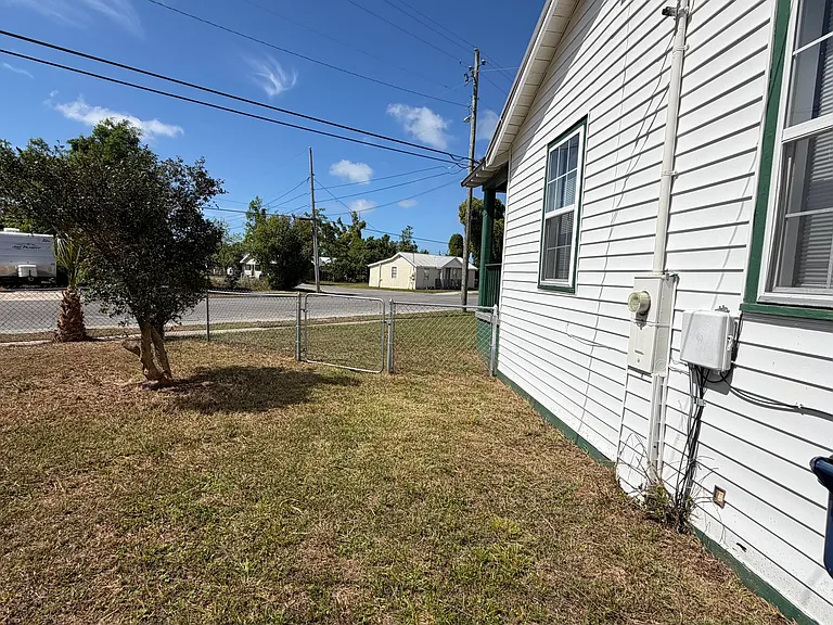 300 N James Ave — Photo 16