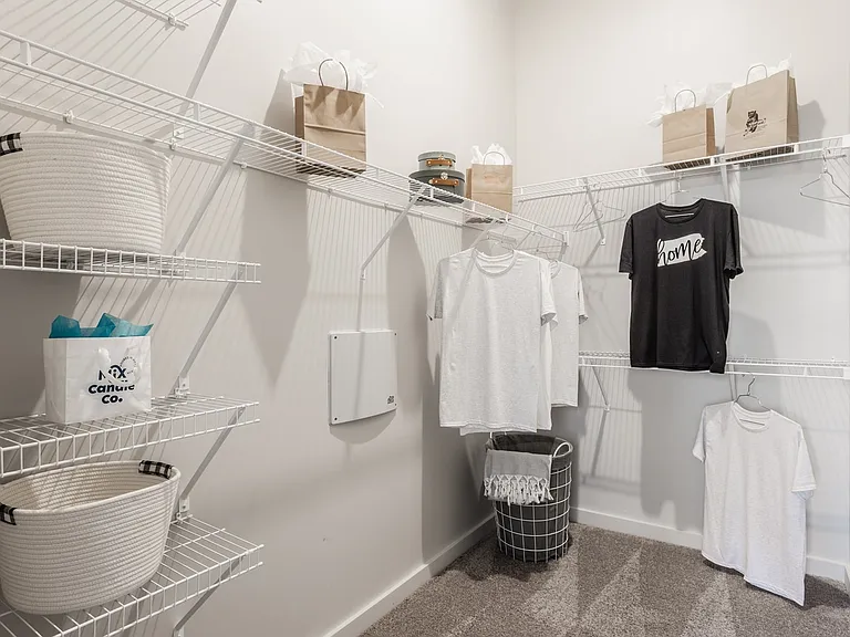 Arsenal 201 Walk-In Closet