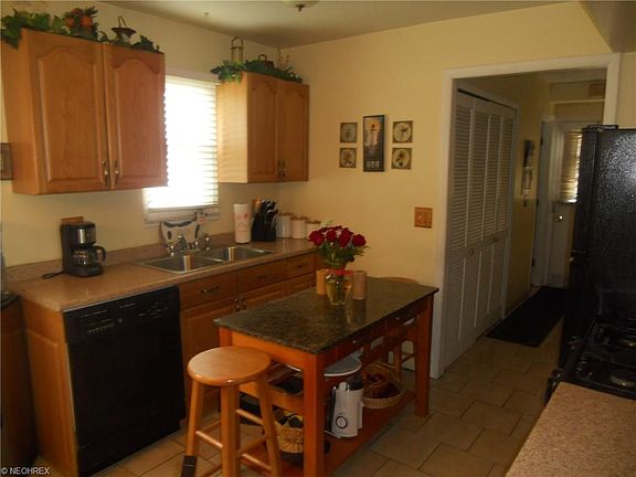 3rd image of 2027 Randall St