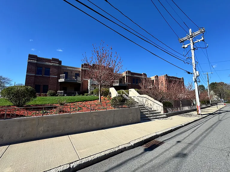 286 Main St — Photo 12