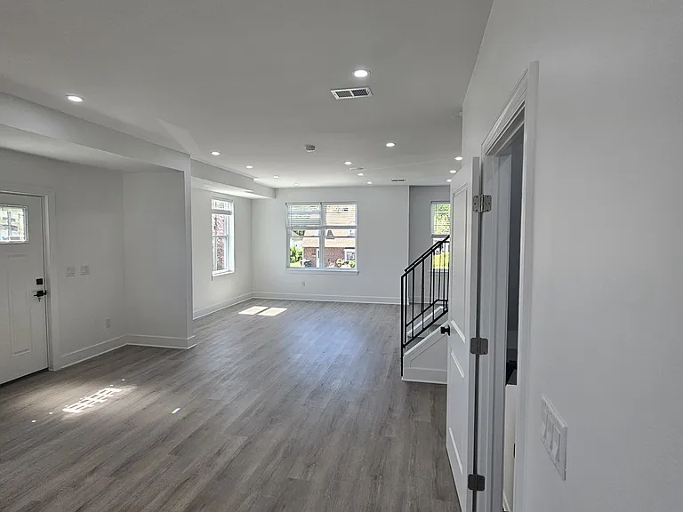 2370 Randolph St — Photo 11