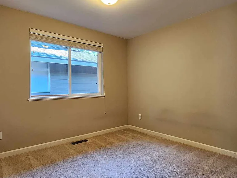 16811 NE 32nd St — Photo 21