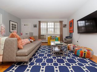 15 Spinning Wheel Rd APT 8B, Massapequa, NY 11758