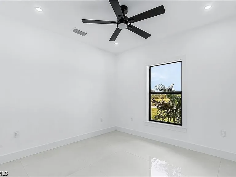 844 Millpond St E — Photo 18