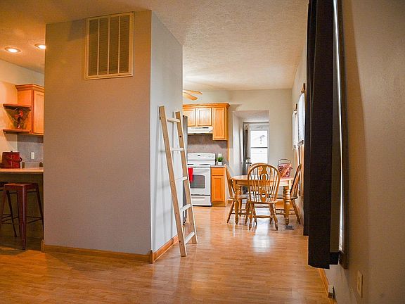 2nd image of 2115 W Delaware St