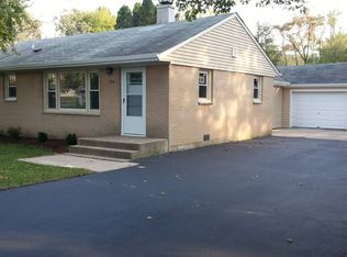 806 Rosemarie St, Lake In The Hills, IL 60102