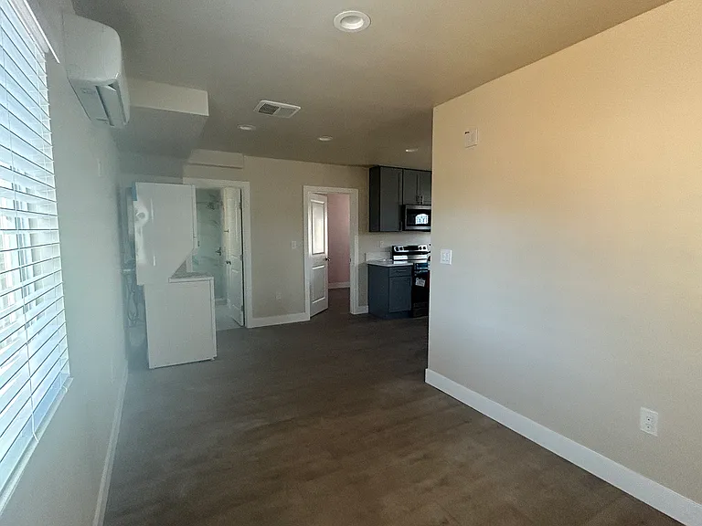 911 E 6th St #921 — Photo 18