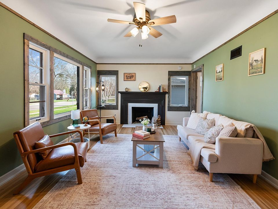 1st image of 809 7th St NE