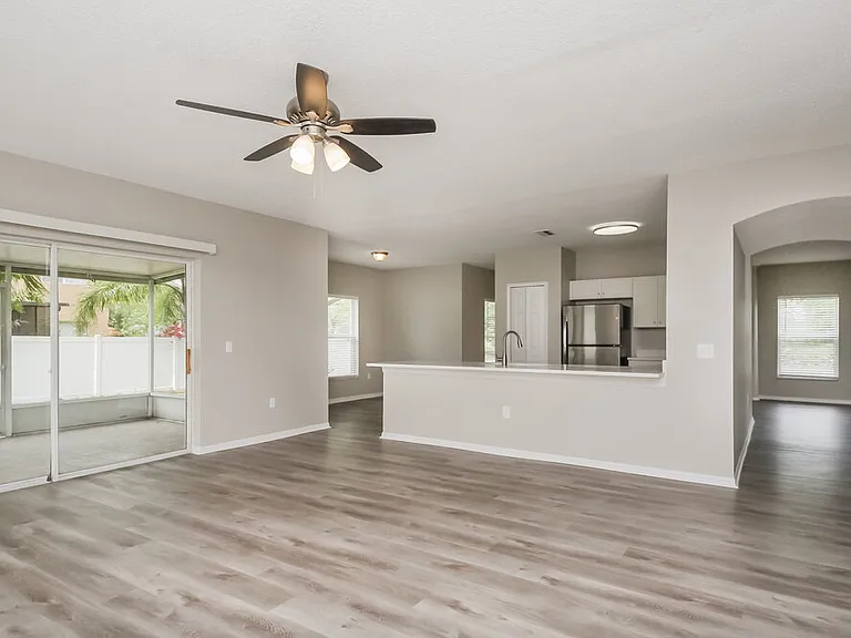 553 Brentford Ct — Photo 9