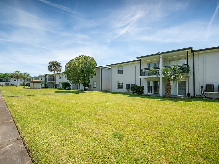 Palm Cove Apartments — Photo 13