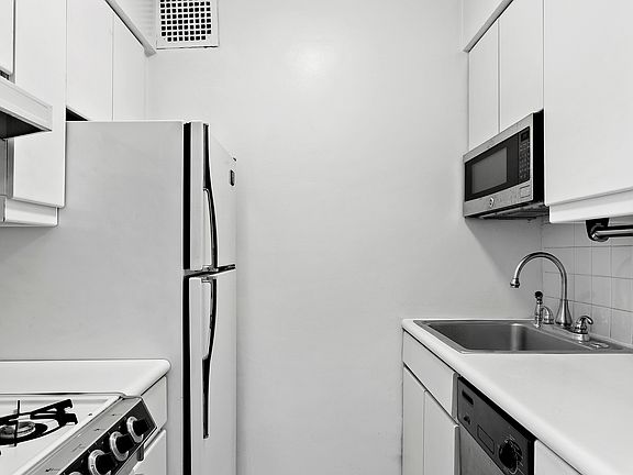 5th image of 30 E 9th St APT 6I
