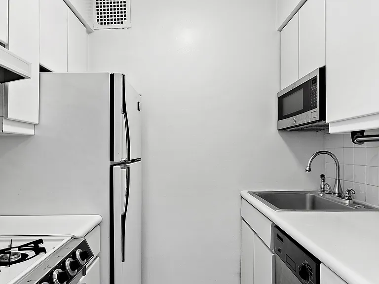 30 E 9th St #6I — Photo 5
