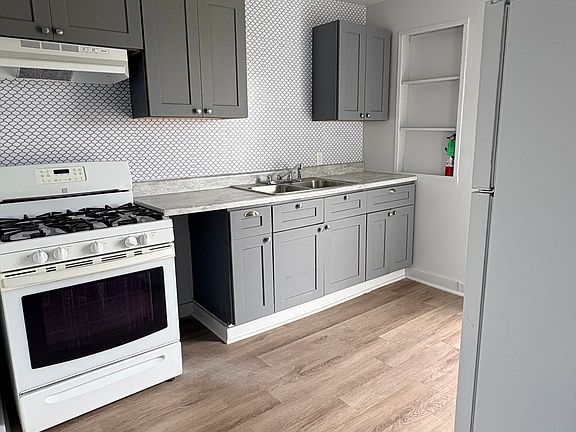 3rd image of 458 Robinson Ave #458