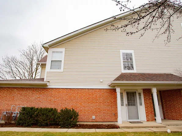 283 Regal Ct, Roselle, IL 60172
