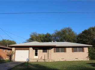716 N Howeth St, Gainesville, TX 76240