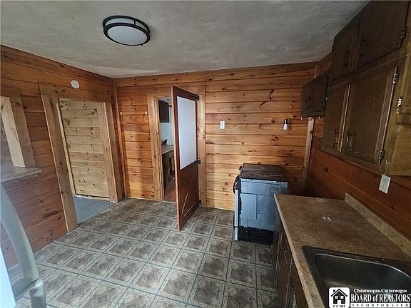 5th image of 111 W Main St