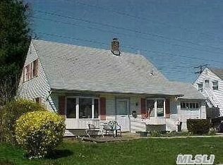 119 Old Farm Rd, Levittown, NY 11756