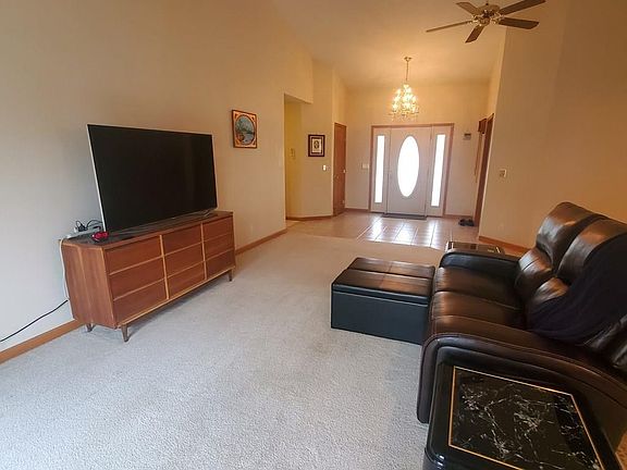 2nd image of 721 Woodridge Dr